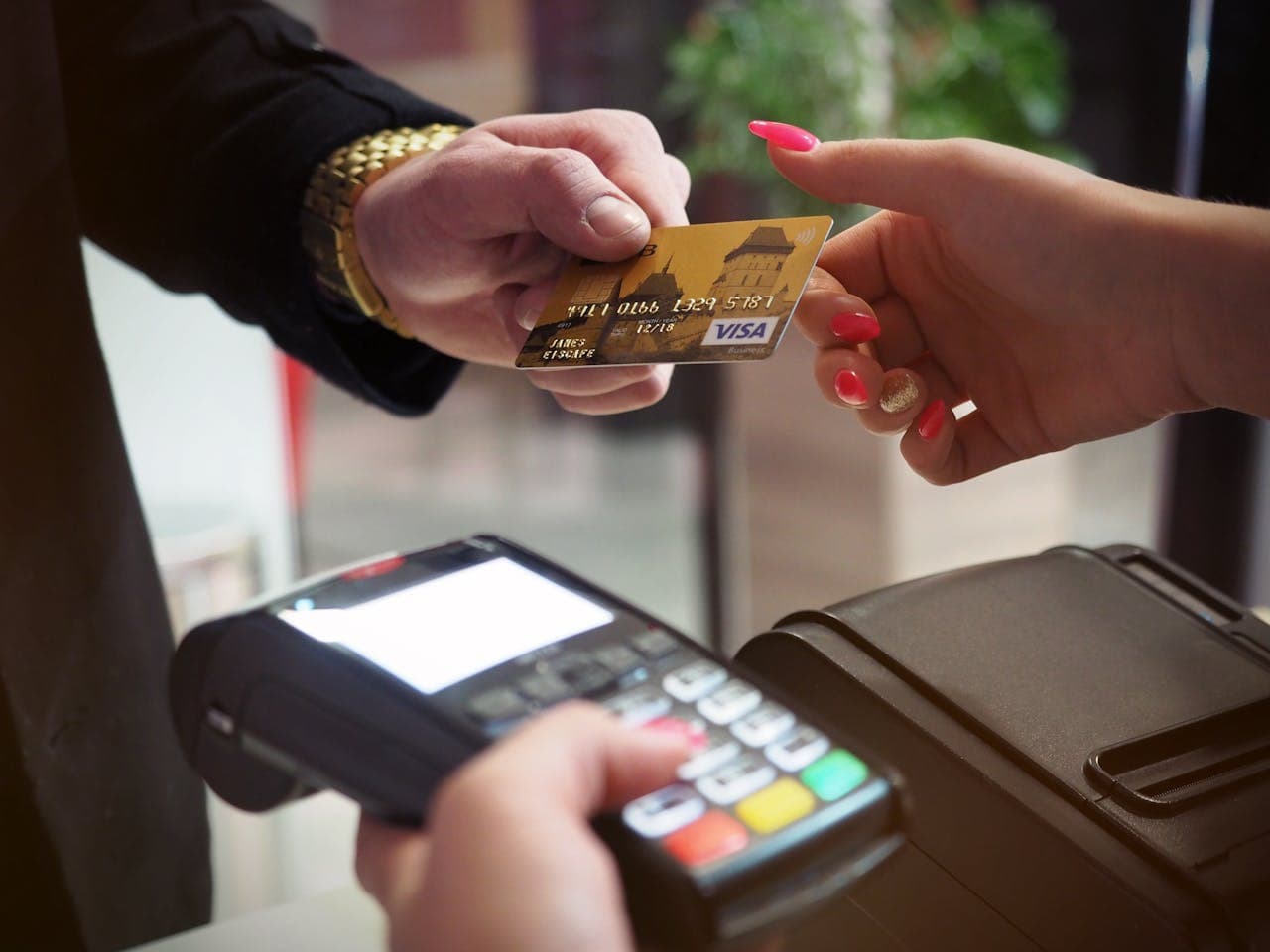 Pago con tarjetas de crédito en consumo masivo en Perú