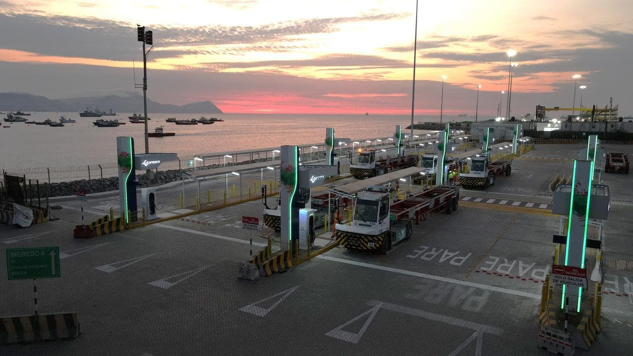 DP World se convierte en el primer terminal portuario de Latinoamérica en implementar estación de carga para flota de camiones eléctricos