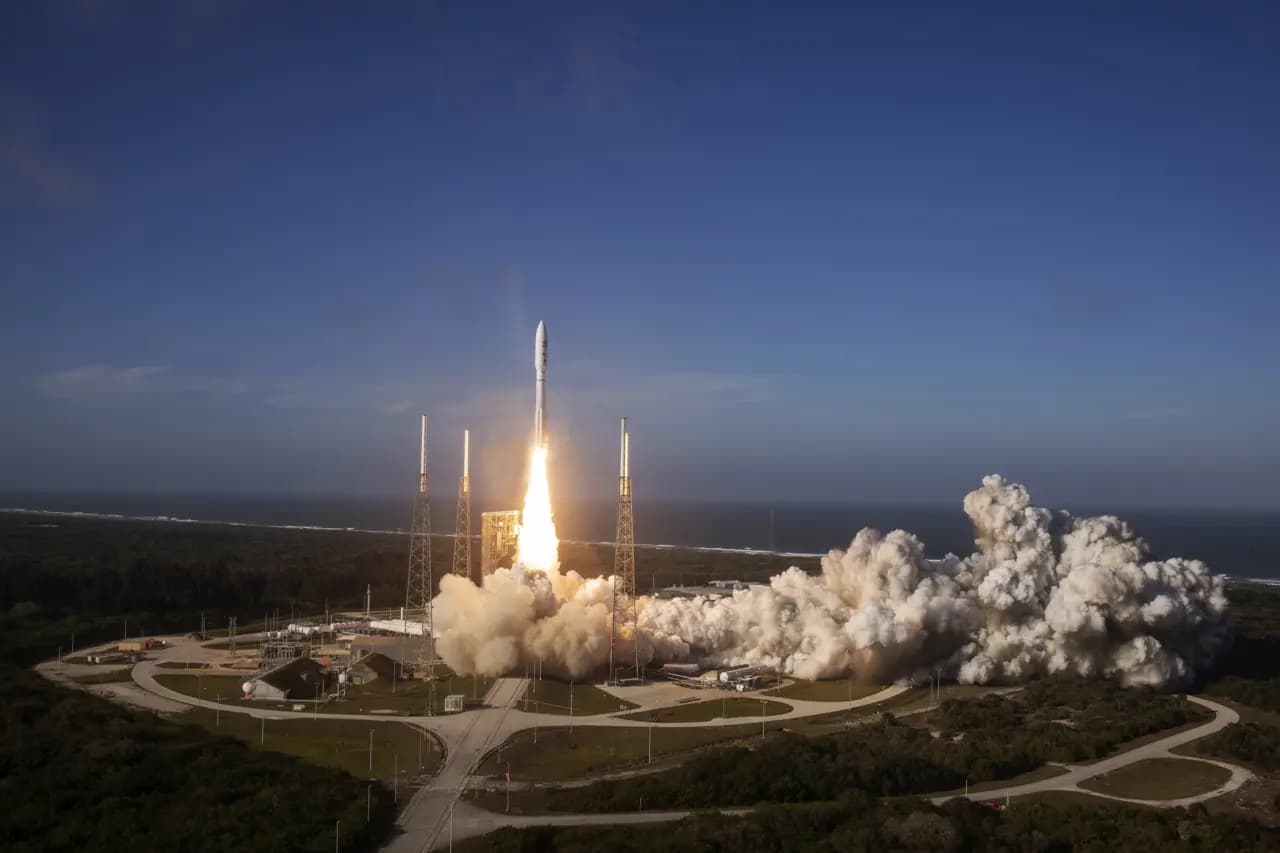 USA5811. CABO CAÑAVERAL (ESTADOS UNIDOS), 01/03/2022.- Fotografía cedida hoy por United Launch Alliance (ULA) donde se aprecia su cohete Atlas V, que transporta el satélite GOES-T de la Administración Nacional de Océanos y Atmósfera de EE.UU (NOAA), durante su despegue este martes desde Cabo Cañaveral, Florida (EE.UU.). El GOES-T es uno de los clics tecnológicos de la semana en América. Desde el martes pasado se sumó en el espacio otro "vigilante" de la naturaleza.Se trata del GOES-T, un satélite lanzado desde Cabo Cañaveral por un cohete Atlas V 541, de la compañía United Launch Alliance (ULA), que medirá con precisión el riesgo de desastres naturales en el oeste de EE.UU., México, Centroamérica y el Pacífico. EFE/ United Launch Alliance /SOLO USO EDITORIAL /SOLO DISPONIBLE PARA ILUSTRAR LA NOTICIA QUE ACOMPAÑA (CRÉDITO OBLIGATORIO)