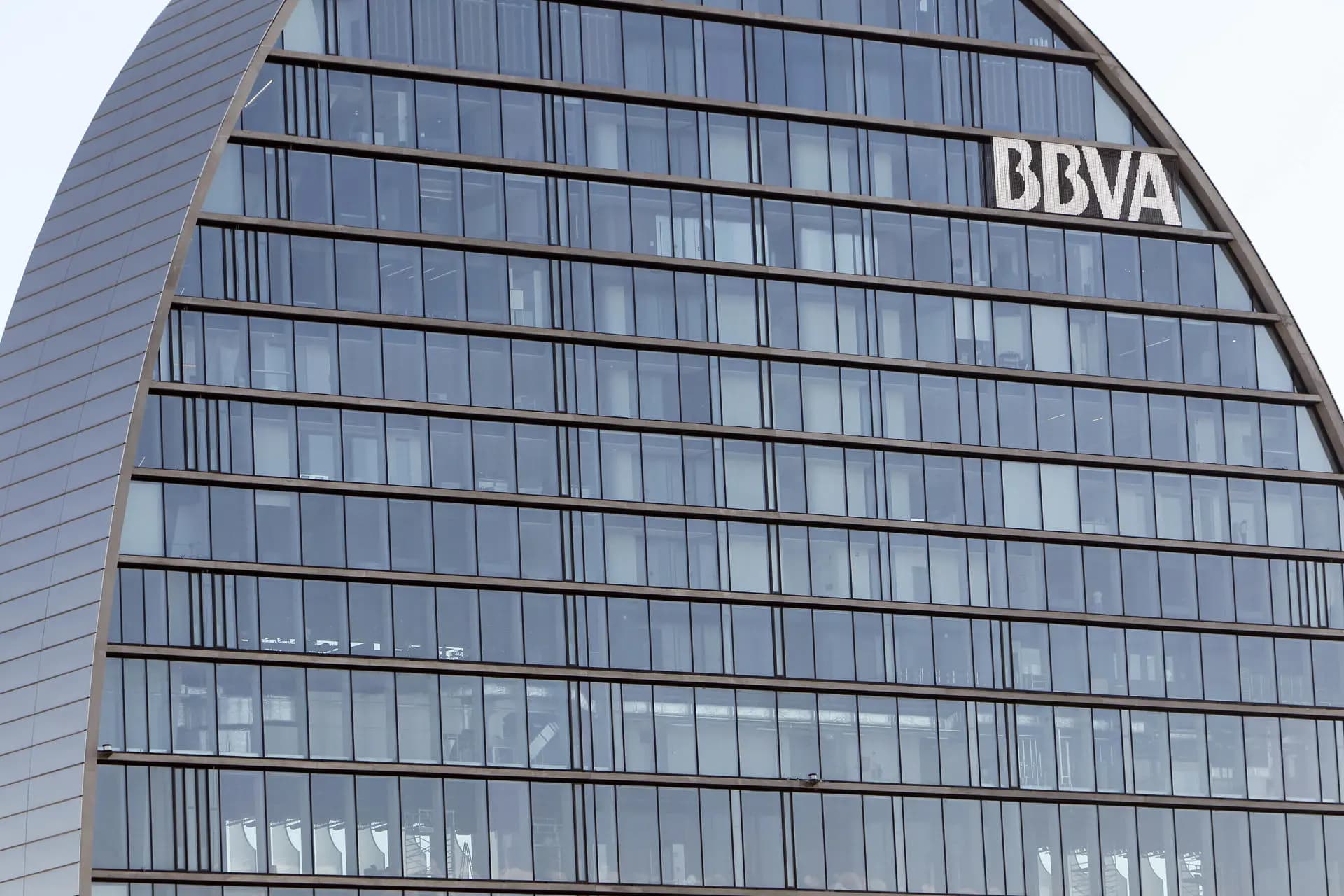 BBVA lanza OPA “hostil” por el banco Sabadell con la oposición del Gobierno español