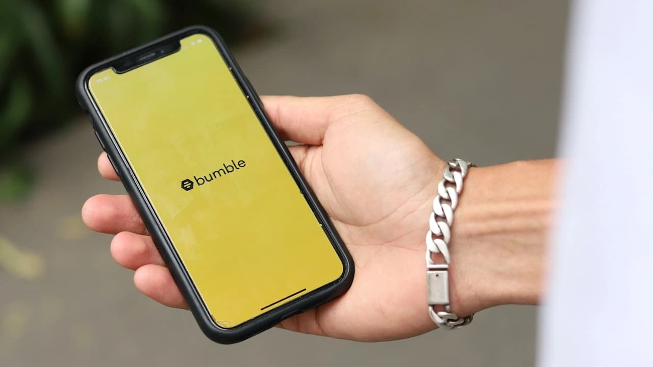 App de citas Bumble elimina anuncios sobre celibato tras reacción en redes