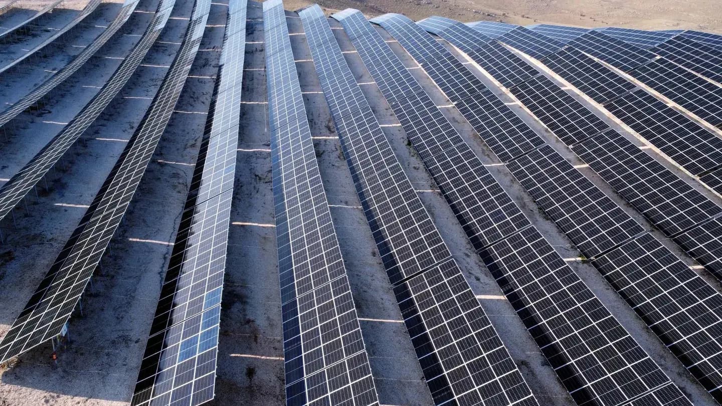 China acaparó en 2023 más del 80% de la inversión global para fabricar módulos solares