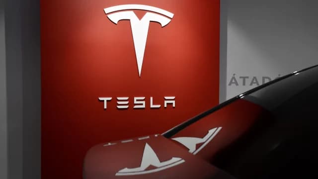 Tesla enfrenta críticas tras renuncia de alto directivo, recortes de personal y fallas en vehículos