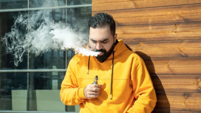 Vapeo frecuente en los adolescentes aumenta los niveles de uranio y plomo en la orina, revela estudio
