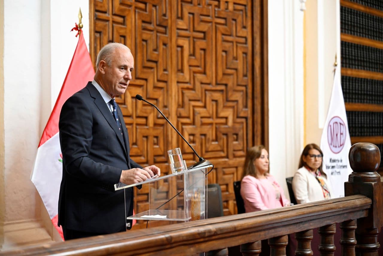 Perú expulsa a los diplomáticos venezolanos y les da 72 horas para abandonar el país