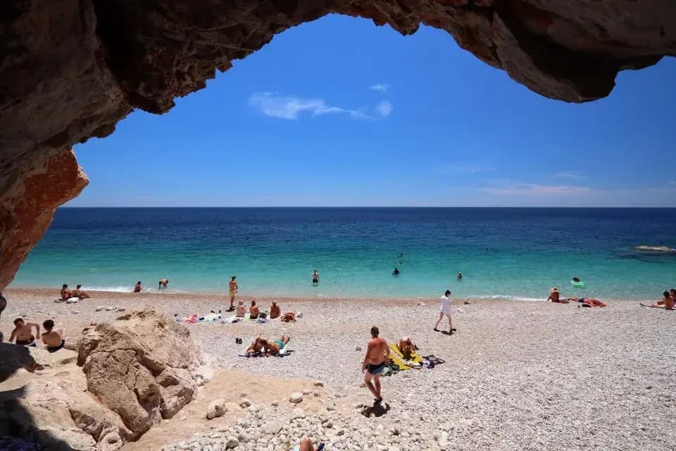 Playa de Pasjaca bajo los acantilados en la región de Konavle en Dalmacia, Croacia