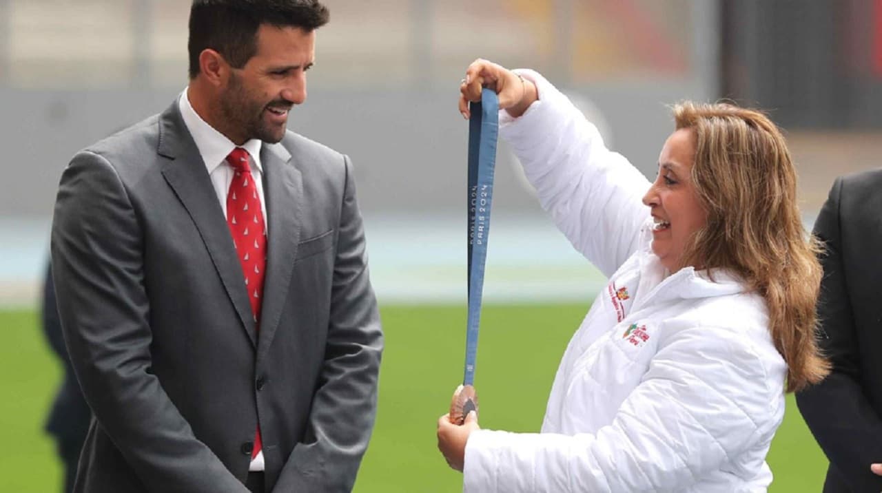 Boluarte entrega los laureles deportivos al medallista peruano Stefano Peschiera