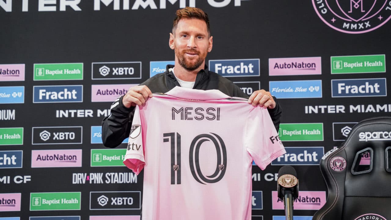 USA6872. MIAMI (FL, EEUU), 10/09/2024.- Fotografía cedida por el Inter Miami CF donde aparece el astro argentino Lionel Messi mostrando su camiseta número 10 del club, durante una rueda de prensa el 17 de agosto de 2023 en la sede del equipo en Fort Lauderdale, Florida (EE.UU.). La llegada del astro argentino Leo Messi al Inter Miami en 2023 y la creciente influencia de las audiencias hispanas han disparado no solo la popularidad del fútbol, sino que está transformando la cultura deportiva en Estados Unidos, según un informe divulgado este martes por la consultora Nielsen. EFE/Inter Miami /SOLO USO EDITORIAL /NO VENTAS /SOLO DISPONIBLE PARA ILUSTRAR LA NOTICIA QUE ACOMPAÑA /CRÉDITO OBLIGATORIO