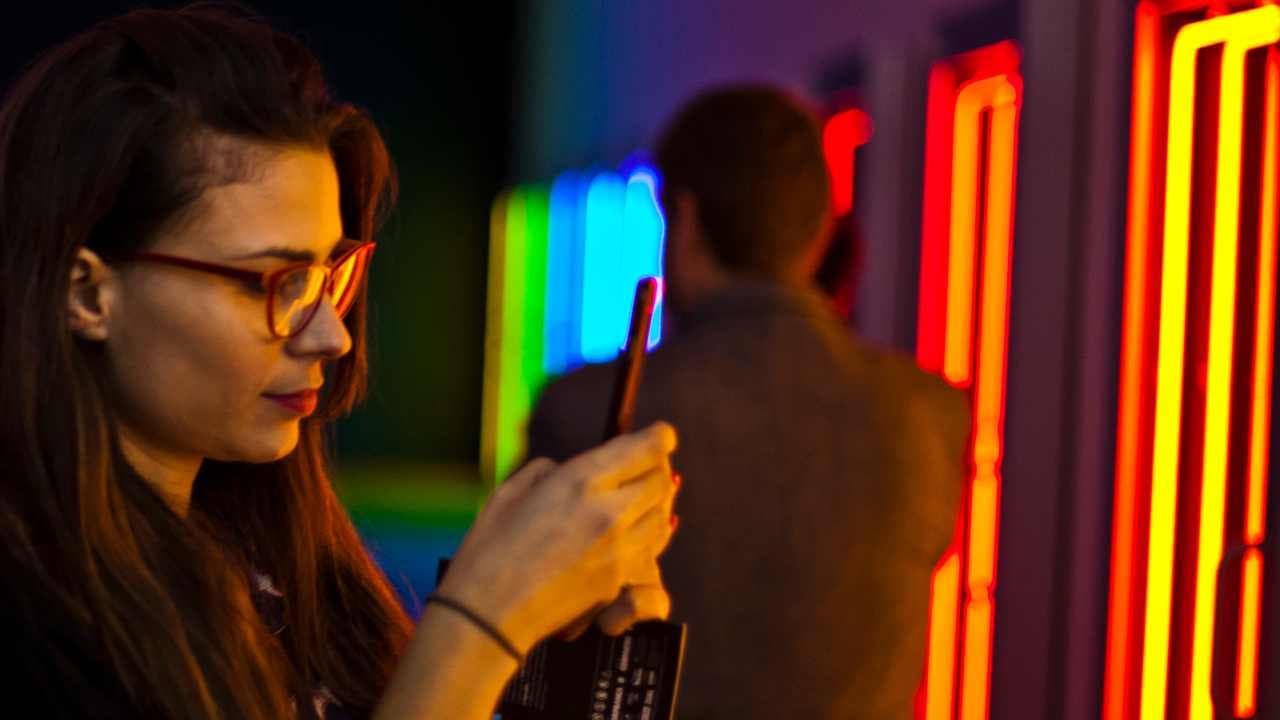 Los jóvenes y los retiros parciales del 10% impulsan la inversión en arte en Chile