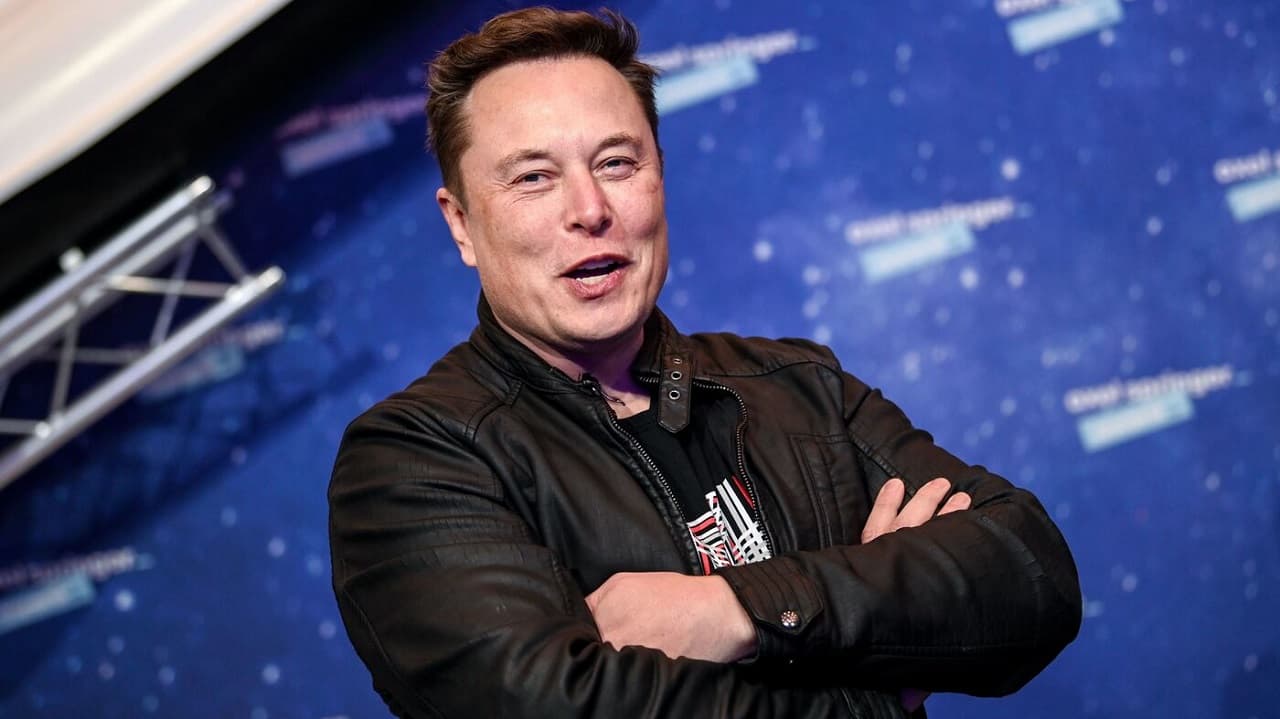 Musk sugiere que Tesla se dedicará a extraer litio si no baja su costo