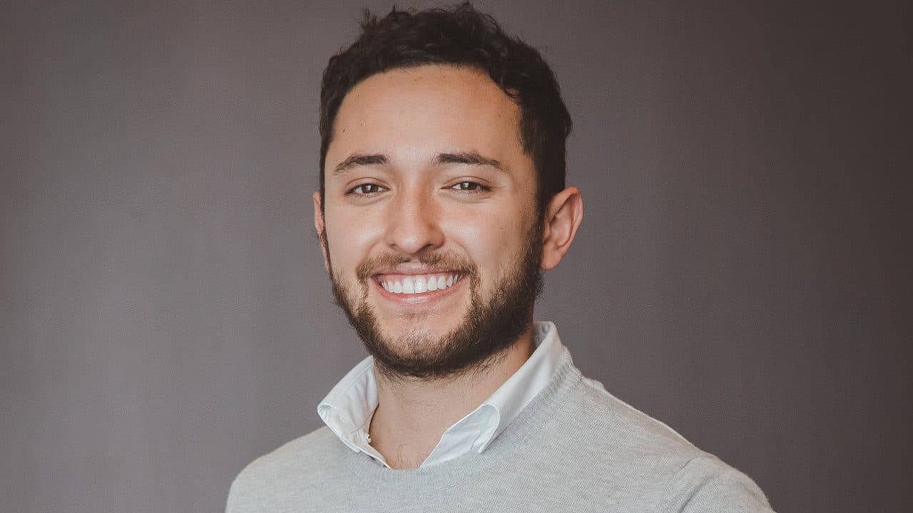 Este colombiano tiene 22 años y fundó una plataforma que están usando hoteles en varios países