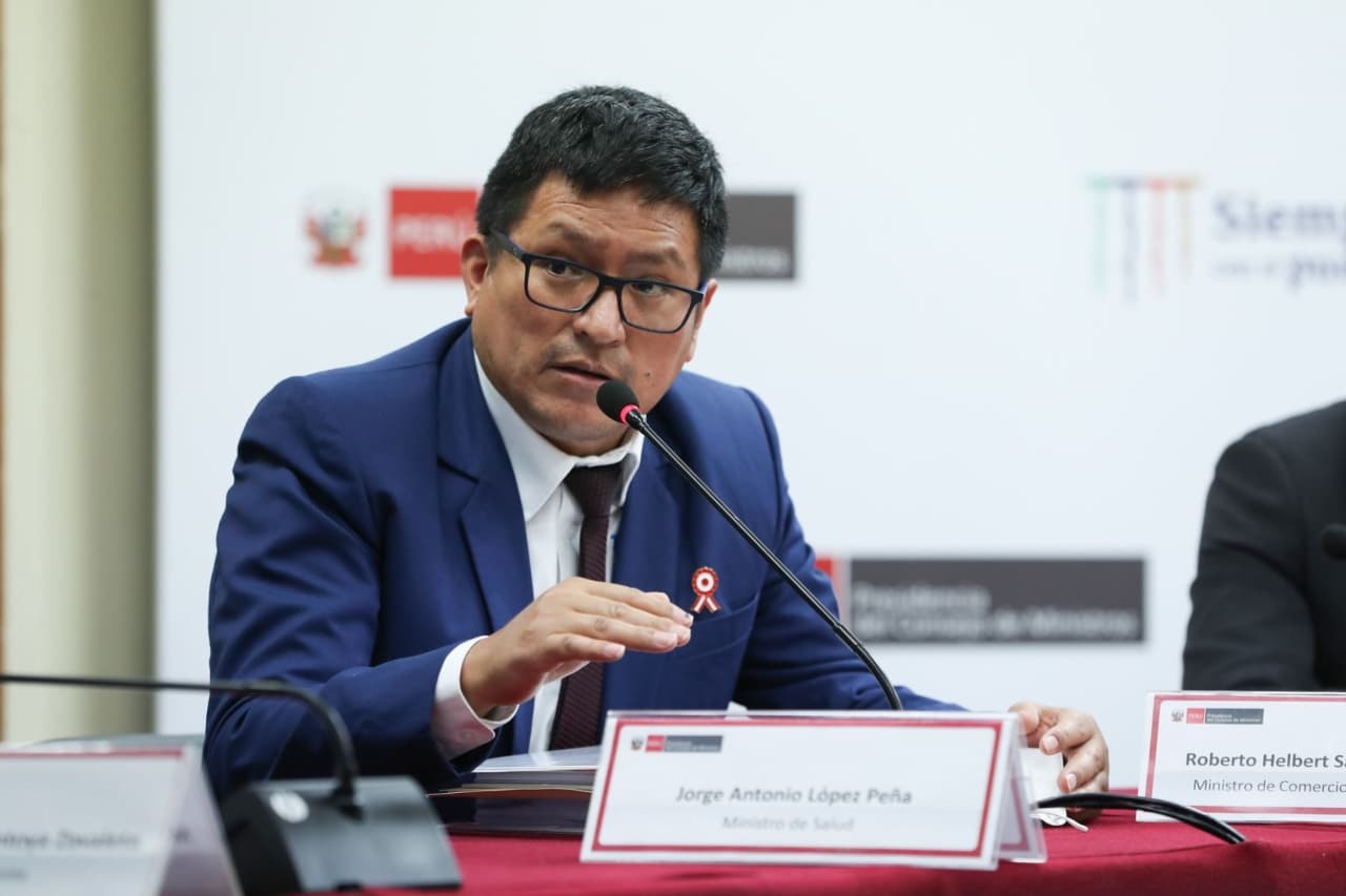 Castillo despide a ministro de Salud tras denuncia periodística