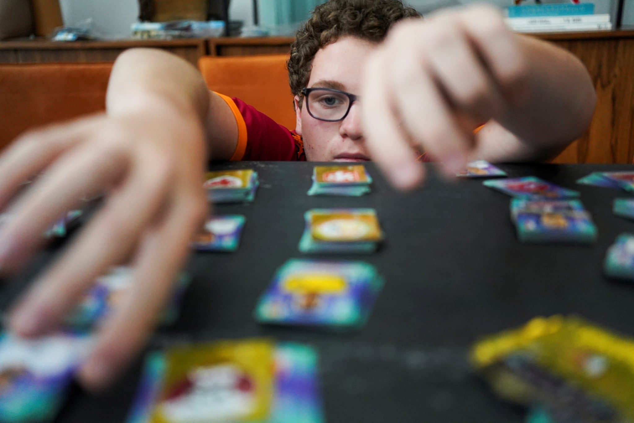 √Adolescentes brasileños ponen las figuritas del álbum del Mundial al alcance de los niños pobres
