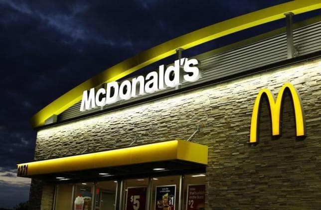 McDonald’s bate previsiones de ventas con precios más altos y más clientes